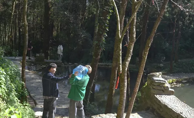 Jarvis體驗打山泉水，結果重到笑出嚟，呢啲真係好難得嘅體驗。