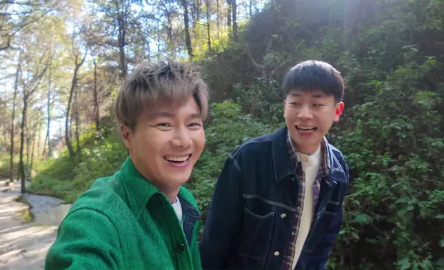 Jarvis體驗打山泉水，結果重到笑出嚟，呢啲真係好難得嘅體驗。