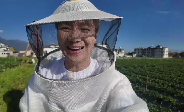 可以話畀大家知，Jarvis採蜂蜜嘅過程係好治癒。