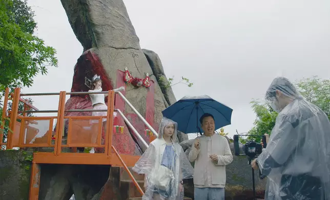 個鏡頭重點移咗去祥哥嘉欣度後，Carmen都依然好落力係咁跳，好專業。
