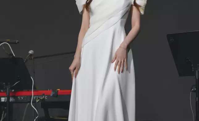 龍婷邀請了來自澳門的甄敏芳Jenny 和她合唱一曲《郵差》