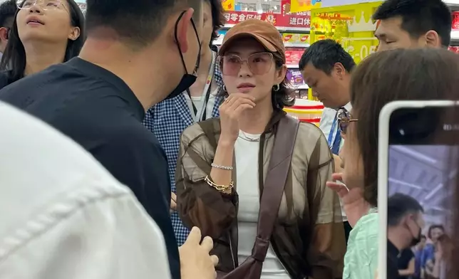 章子怡近日被網民在湖南長沙一間大型零食店「野生捕獲」