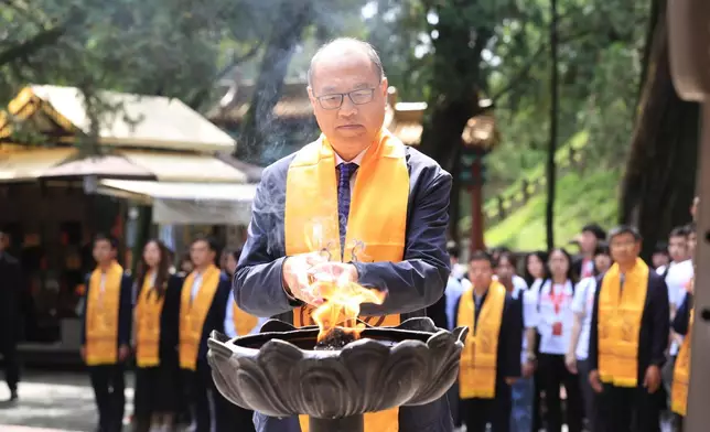 香港理工大學校董會主席林大輝代表師生上香。