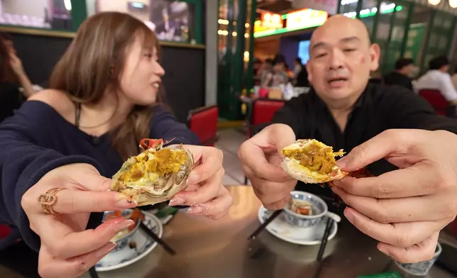 火焰鹽焗奄仔蟹色香味俱全。