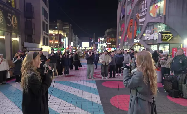 就算唔使上堂，孖女都要街頭Busking增加經驗值。
