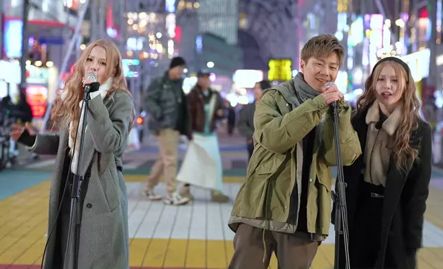 就算唔使上堂，孖女都要街頭Busking增加經驗值。
