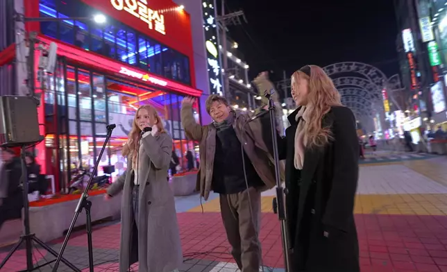 就算唔使上堂，孖女都要街頭Busking增加經驗值。