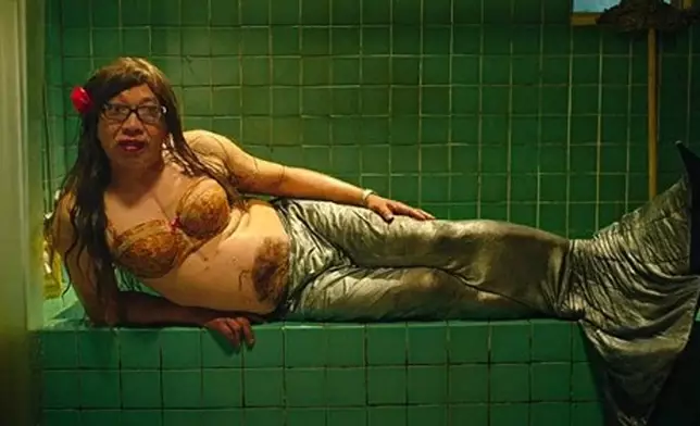 曾參演《美人魚》以美人魚造型浸浴缸
