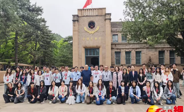 香港理工大學愛國主義教育研習營師生參觀延安楊家嶺革命舊址。文匯報圖片