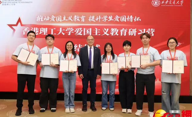 香港理工大學愛國主義教育研習營順利結營，理大校董會主席林大輝博士向學生頒發結業證書。文匯報圖片