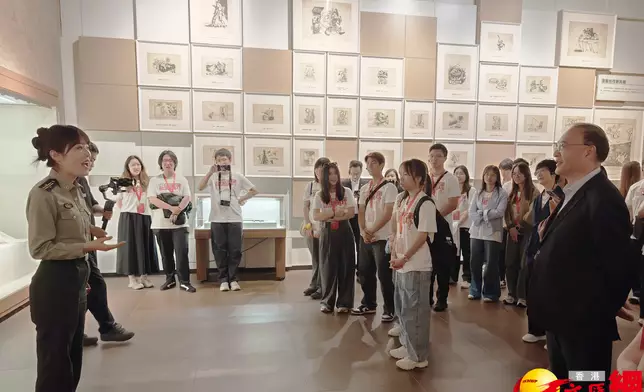 理大師生合唱魯藝創作的經典歌曲。文匯報圖片