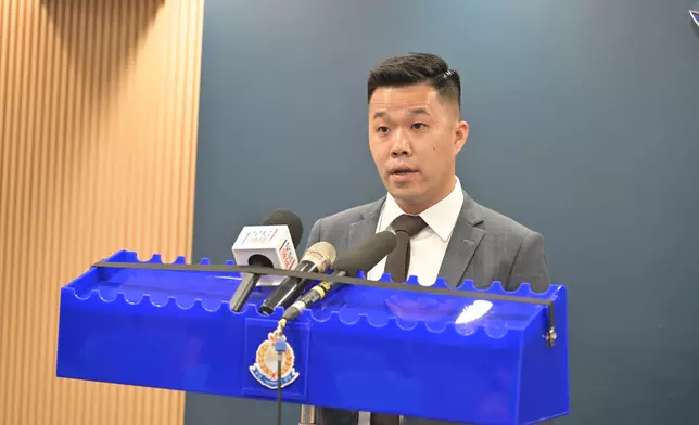 警方元朗警區反三合會行動組督察聶鎮緯向傳媒簡報案情。
