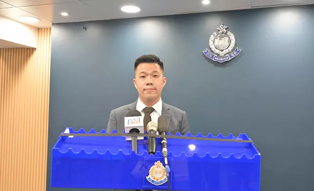 警方元朗警區反三合會行動組督察聶鎮緯向傳媒簡報案情。