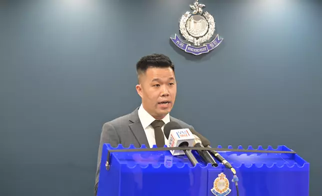 警方元朗警區反三合會行動組督察聶鎮緯向傳媒簡報案情。