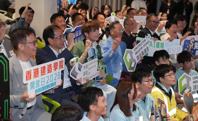 他笑言自己對AI音樂持保留態度，認為音樂應有血有肉，更搞笑擔心AI會用其頭髮「複製洪嘉豪小朋友」及取代舞蹈員。