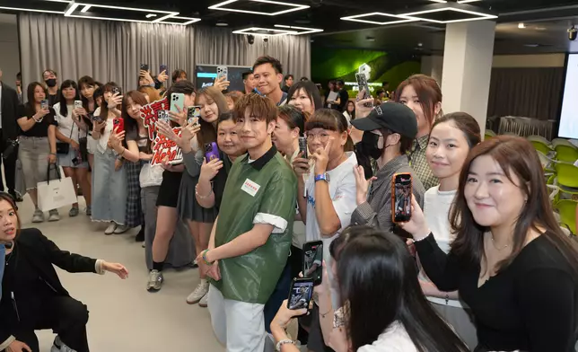談到好友Gareth.T（湯令山）的新歌風波及戀情，洪嘉豪坦言忙於個人演唱會，未及細聽對方作品，但笑指「所有音樂都係好嘅」。