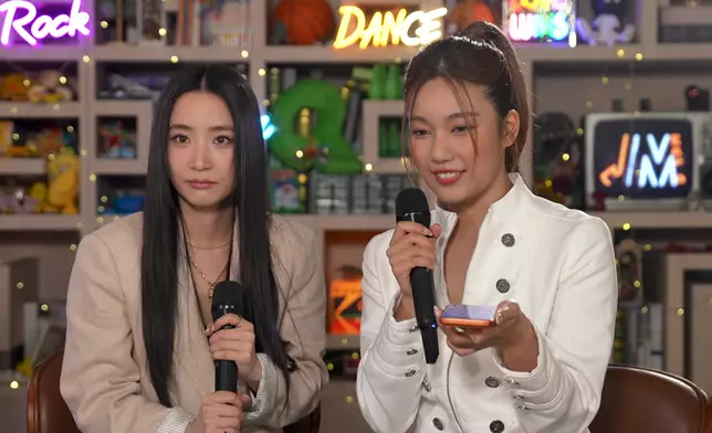 黃淑蔓同張蔓莎齊齊玩「倒轉唱情歌」遊戲。