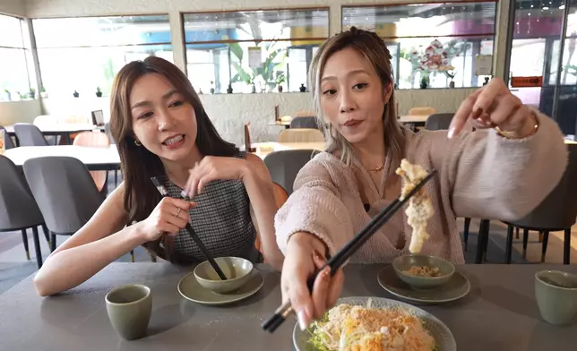 Nicole初嚐軟殼蟹。