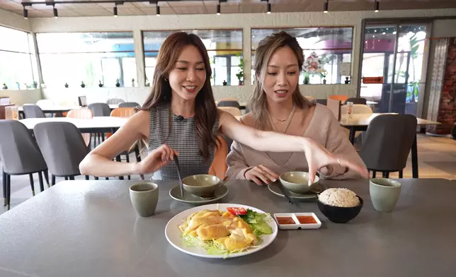 泰式古法浸雞以高湯慢慢浸熟。