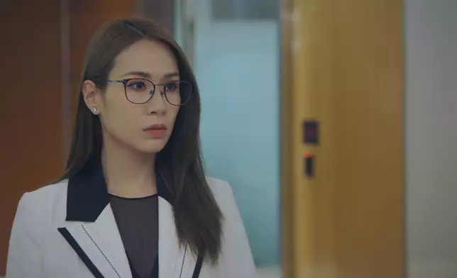 莊思明眼鏡娘造型勁入屋。
