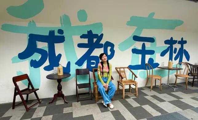 近日有網民在小紅書上分享貼文，指在成都巧遇「小青」陳美琪。