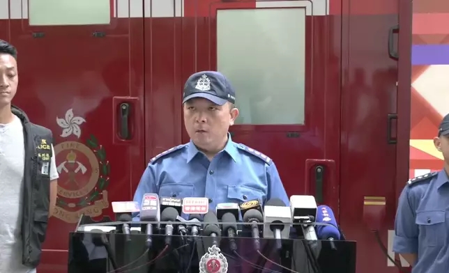 消防處助理消防區長巫珊凱（中）、消防處高級救護主任林景祺（右）和警務處中區助理指揮官（刑事）郭進傑（左）交代詳情。消防處FB