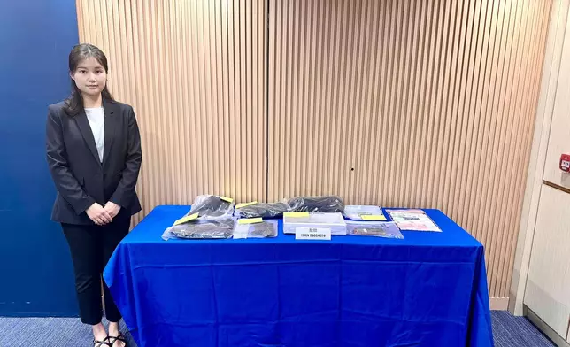 警方元朗警區刑事調查隊第十二隊高級督察陳敏熹展示證物。