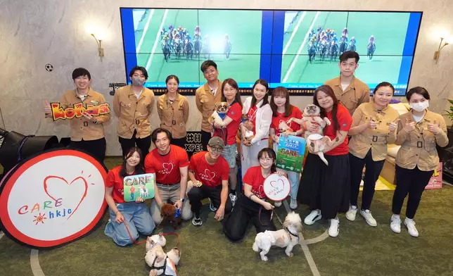 為協助無家可歸的狗隻尋找合適新家庭，馬會義工在不同地區參加狗狗領養日，包括寵物友善的馬會康城投注站。