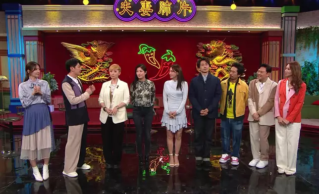 節目環境以懷舊酒樓作布置。