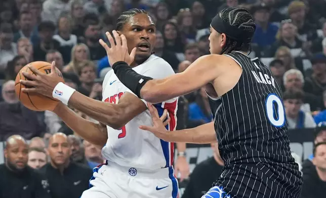 2026年5月1日周五，於佛羅里達州奧蘭多舉行的NBA季後賽首圈第六場上半場，底特律活塞後衛湯臣（Ausar Thompson）（左）在奧蘭多魔術後衛布力克（Anthony Black）（0號）防守下尋找傳球機會。(美聯社圖片/John Raoux) AP圖片