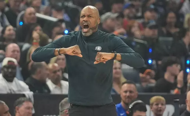2026年5月1日周五，於佛羅里達州奧蘭多舉行的NBA季後賽首圈第六場上半場，奧蘭多魔術主教練莫斯利（Jamahl Mosley）指揮球隊對陣底特律活塞。(美聯社圖片/John Raoux) AP圖片