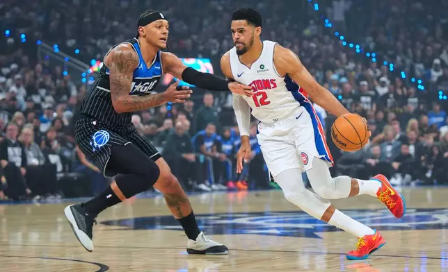 2026年5月1日周五，於佛羅里達州奧蘭多舉行的NBA季後賽首圈第六場上半場，底特律活塞前鋒夏里斯（Tobias Harris）（12號）突破奧蘭多魔術前鋒班捷路（Paolo Banchero）（5號）的防守。(美聯社圖片/John Raoux) AP圖片