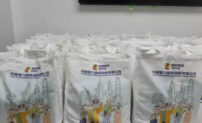 中國電力義工團隊派發福袋，祝願長者健康。