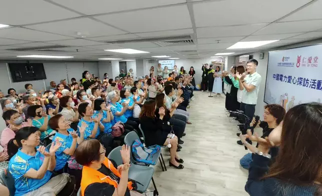 中國電力義工團隊與長者共同進行健腦手指操，透過互動互動關懷長者身心健康。