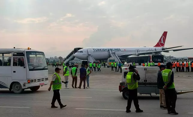 2026年5月11日周一，加德滿都國際機場，一架土耳其航空客機因液壓故障導致起落架冒煙，乘客安全疏散後的情況。(美聯社圖片/拉傑尼什·班達里) AP圖片