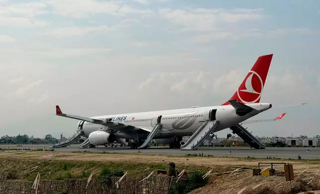 土耳其航空客機在加德滿都降落時起火，乘客安全疏散，尼泊爾主要機場關閉。圖為事件後可見的土耳其航空客機。攝於周一，2026年5月11日。(美聯社圖片/Rajneesh Bhandari) AP圖片