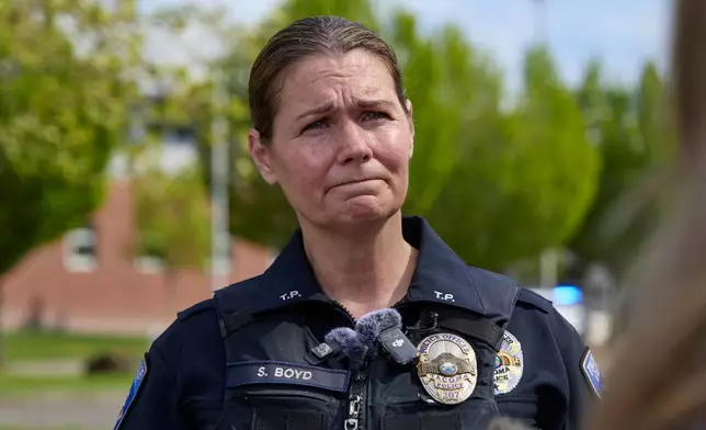 塔科馬警員謝爾比·博伊德（Shelbie Boyd）在福斯高中持刀傷人案導致多人受傷後，於2026年4月30日周四在華盛頓州塔科馬市向傳媒發言。（美聯社圖片/John Froschauer） AP圖片