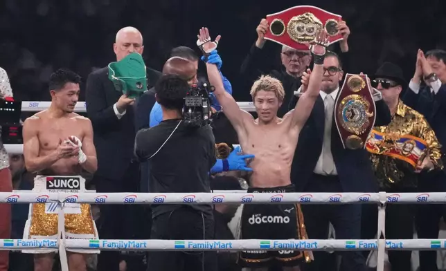 日本拳手井上尚彌（右）在東京舉行的世界拳擊協會 (WBA)、世界拳擊理事會 (WBC)、國際拳擊聯合會 (IBF) 及世界拳擊組織 (WBO) 超雛量級世界冠軍拳擊賽中擊敗日本拳手中谷潤人，舉起雙臂慶祝。攝於2026年5月2日周六。(美聯社圖片/Hiro Komae) AP圖片