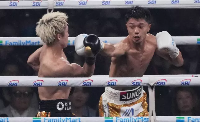 日本拳手中谷潤人（右）在東京舉行的世界拳擊協會 (WBA)、世界拳擊理事會 (WBC)、國際拳擊聯合會 (IBF) 及世界拳擊組織 (WBO) 超雛量級世界冠軍拳擊賽第六回合中，與日本拳手井上尚彌對戰。攝於2026年5月2日周六。(美聯社圖片/Hiro Komae) AP圖片