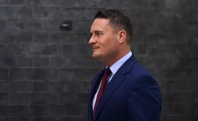 2026年5月13日周三，英國衞生大臣韋斯·斯特里廷抵達唐寧街，與首相施紀賢會面。（美聯社圖片/Alberto Pezzali） AP圖片