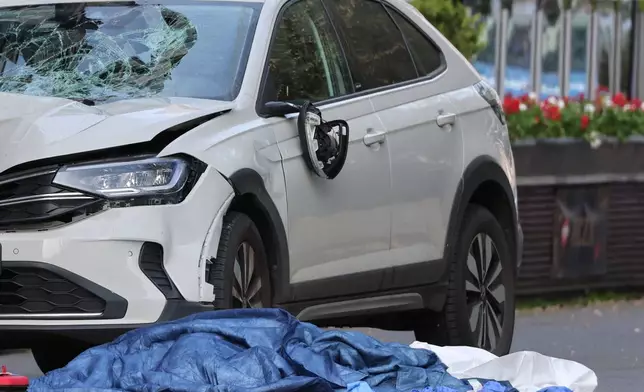 一輛損毀的汽車在德國萊比錫撞向人群，攝於2026年5月4日周一。(Sebastian Willnow/dpa via AP) AP圖片