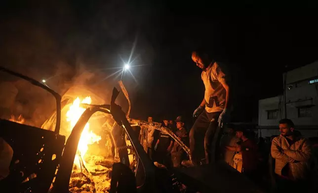 巴勒斯坦人於二零二六年五月十五日周五，在加沙城一輛遭以色列空襲擊中的車輛旁聚集。(美聯社圖片/Jehad Alshrafi) AP圖片