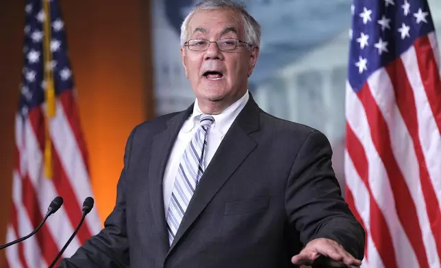 (美聯社圖片/Pablo Martinez Monsivais) 檔案圖片：2011年11月29日，麻省民主黨眾議員巴尼法蘭克在華盛頓國會山莊舉行新聞發布會期間作出手勢。 AP圖片