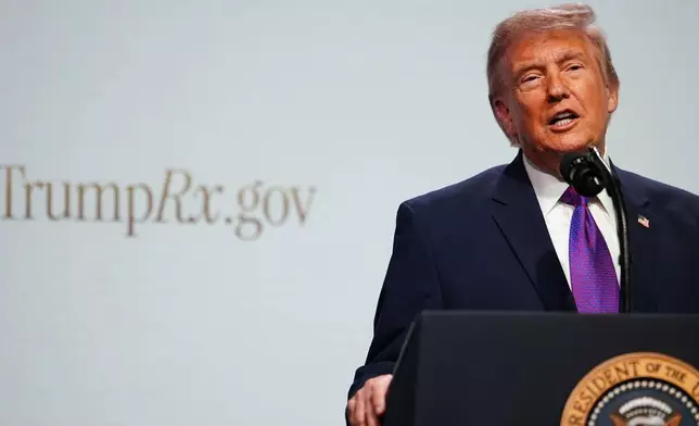 美國總統特朗普周一（2026年5月18日）在華盛頓白宮艾森豪威爾行政辦公大樓南院禮堂，談論處方藥價格。（美聯社圖片/Julia Demaree Nikhinson） AP圖片