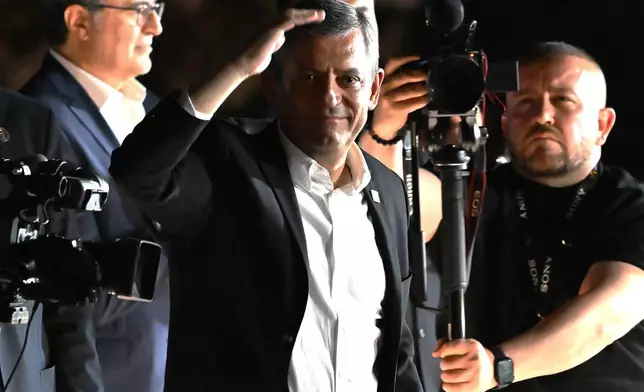 土耳其主要反對黨共和人民黨（CHP）領袖奧澤爾（Ozgur Ozel），周五（2026年5月22日）在安卡拉黨總部外向支持者發表講話。(美聯社圖片/Ali Unal) AP圖片
