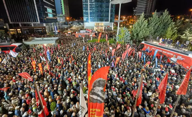 土耳其主要反對黨共和人民黨（CHP）支持者，周五（2026年5月22日）在安卡拉黨總部外聚集，支持黨領袖奧澤爾（Ozgur Ozel）。(美聯社圖片/Yavuz Ozden/DIA Photo via AP) AP圖片