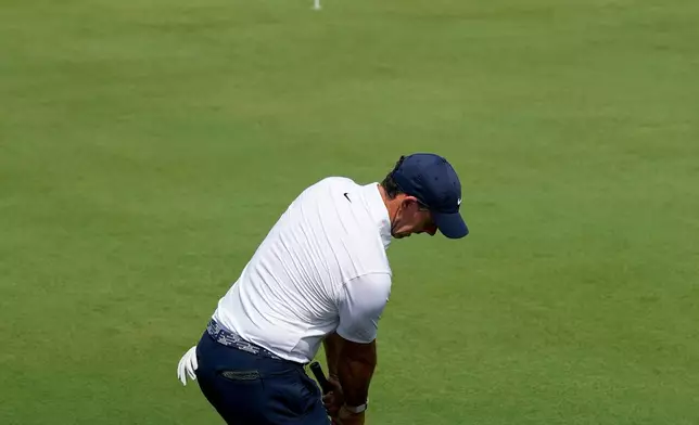 2026年5月7日，北愛爾蘭球手羅里麥克羅伊（Rory McIlroy）在北卡羅來納州夏洛特鵪鶉谷俱樂部舉行的忠信錦標賽首輪賽事中，於第18洞切球上果嶺。 (美聯社圖片/Chris Carlson) AP圖片