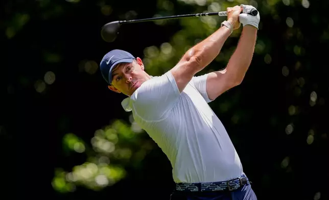 2026年5月7日，北愛爾蘭球手羅里麥克羅伊（Rory McIlroy）在北卡羅來納州夏洛特鵪鶉谷俱樂部舉行的忠信錦標賽首輪賽事中，於第14洞發球。 (美聯社圖片/Chris Carlson) AP圖片