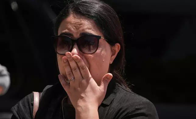 2026年5月18日周一，一名女子在聖迭戈伊斯蘭中心外槍擊案現場遠處觀望。(美聯社圖片/Gregory Bull) AP圖片