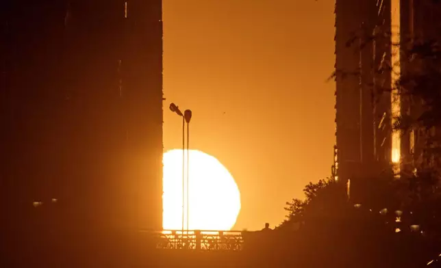 周四（2026年5月28日），紐約第42街，曼哈頓懸日期間，夕陽被建築物框住。(美聯社圖片/Andres Kudacki) AP圖片